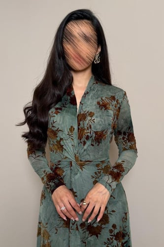 فستان زيتي غامق بنقشة زهرية مع لفّة جانبية