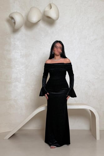 فستان أسود مخملي بتصميم أوف شولدر فخم
