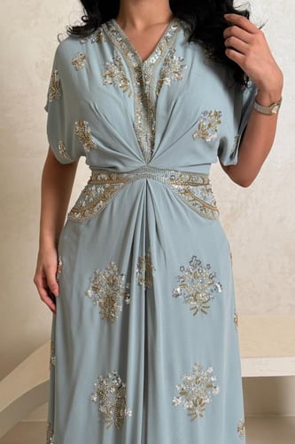 فستان سماوي بتطريز ذهبي وفضي أنيق
