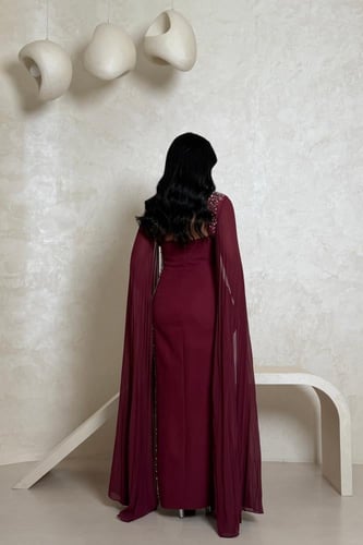 فستان سهرة عنابي مطرز بالخرز مع أكمام شيفون واسعة