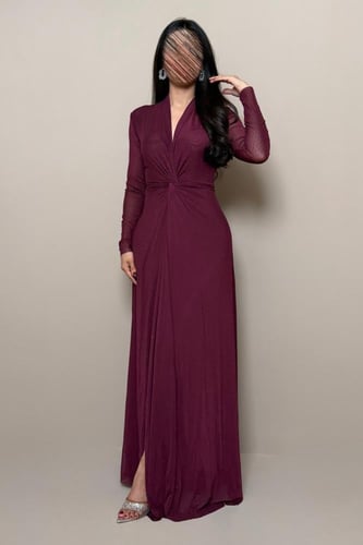 فستان بنفسجي لامع بتصميم ضيّق وأكمام طويلة