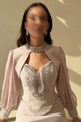 فستان وردي فاتح بتصميم فاخر وتطريز لامع على الصدر