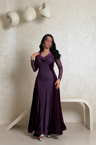 فستان بنفسجي مخملي بتصميم ضيّق وانسيابية فاخرة