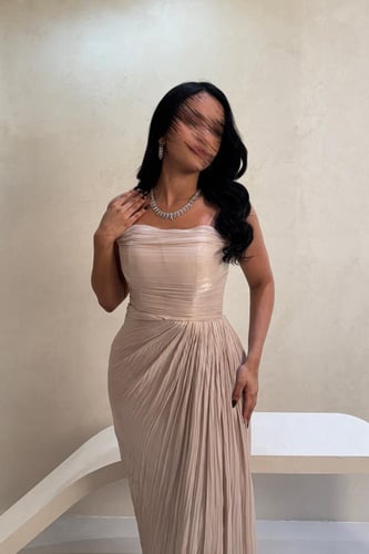 فستان أوف وايت فاتح بتصميم مكسر بدون أكمام