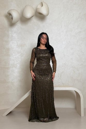 فستان زيتي مطرّز بتفاصيل براقة