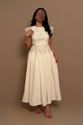 فستان أوف وايت أنيق بتصميم ناعم وقصة أنثوية