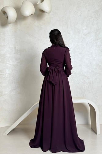 فستان بنفسجي طويل بتطريز ورود على الأكتاف