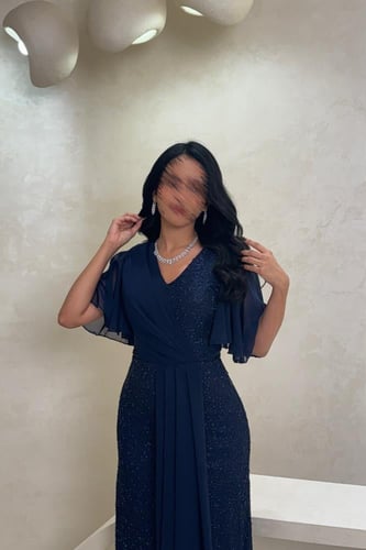 فستان سهرة كحلي براق بقصّة ملفوفة وأكمام شيفون