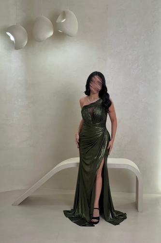 فستان زيتي غامق بكتف واحد وشق جانبي فاخر