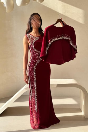 فستان خمري بتطريز لؤلؤي فاخر وتصميم أنثوي أنيق