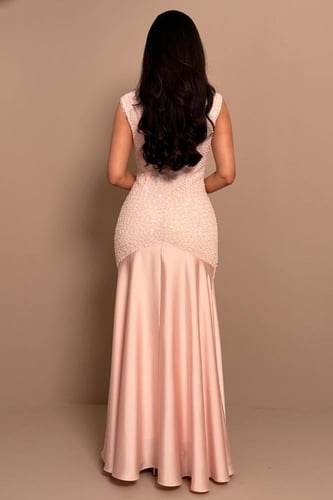 فستان وردي فاتح بتصميم أنثوي لامع وانسيابي
