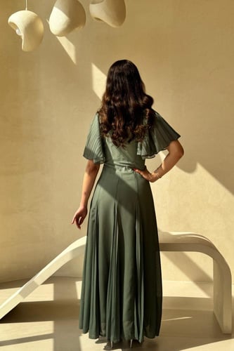 فستان زيتي بأكمام كشكش وتطريز ناعم عند الياقة