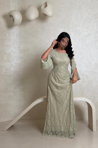 فستان دانتيل تفاحي بتفاصيل كريستال فاخرة