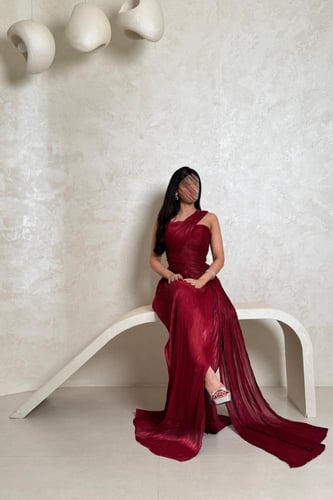 فستان احمر بتصميم كسرات وقصة كت فاخرة