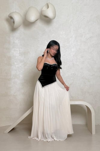 فستان أسود وأبيض بتصميم فخم وتفاصيل مخملية