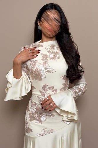 فستان بيج فخم بتفاصيل ورد ساتان بارزة