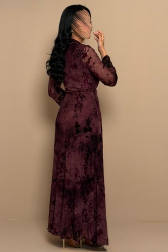 فستان عنابي بنقشة زهور وقصة لف أنثوية