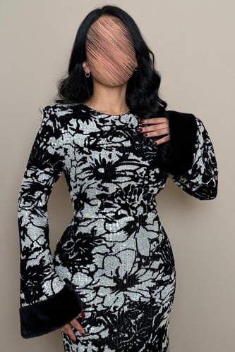 فستان سهرة أسود وفضي بنقشة لامعة وأكمام فرو