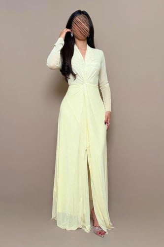 فستان اصفر لامع بتصميم ضيّق وأكمام طويلة