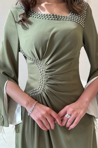 فستان سهرة زيتي بأكمام مفتوحة وتطريز لؤلؤي