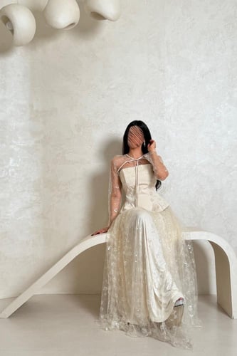 فستان سهرة سكري بكم شفاف وتفاصيل دانتيل أنيقة