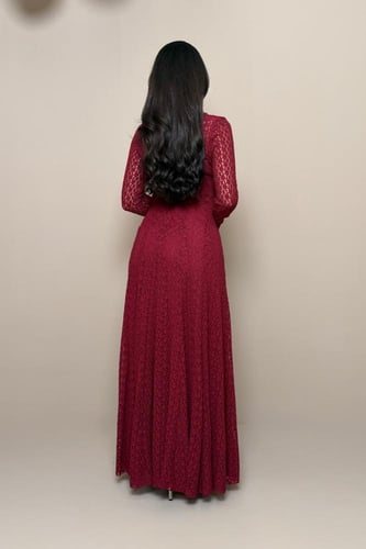 فستان عنابي مطرّز بتصميم أنيق من مليحة