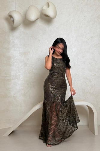 فستان سهرة زيتي غامق مطرز بلمعة ودانتيل فاخر