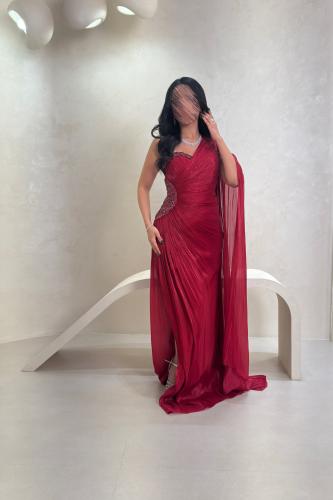 فستان أحمر بكتف واحد وتطريز جانبي فاخر