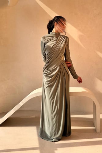 فستان سهرة زيتي بكم طويل وتصميم انيق مع فتحة ظهر