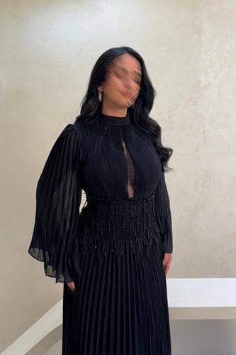 فستان سهرة أسود بكسرات وتطريز خرز فاخر على الخصر