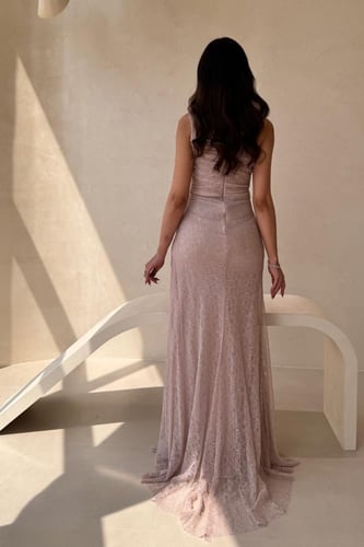 فستان وردي بقصة كت ودانتيل وفتحة جانبية