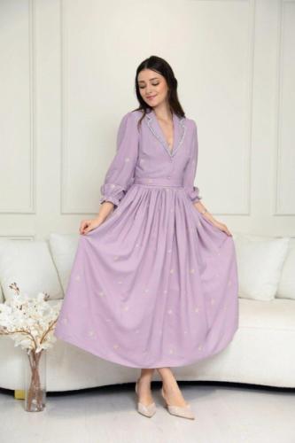 فستان ميدي بتطريز ناعم ولمسات كريستالية أنيقة