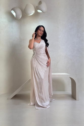 فستان سهرة أوف وايت بكشكة جانبية وتفاصيل خرز فاخرة