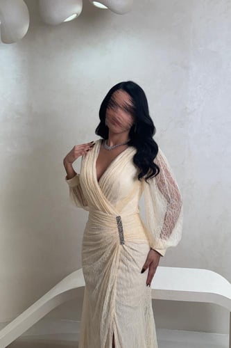 فستان اصفر دانتيل بتصميم ملفوف وتفاصيل لامعة