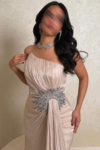 فستان أوف وايت لامع بتطريز جانبي فاخر