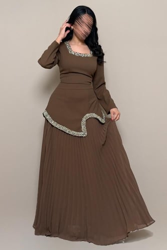 فستان بني بقصة خصر محددة وتفاصيل كريستال أنيقة