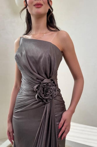 فستان سهرة مزين بوردة على الخصر