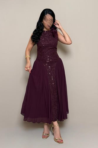 فستان بنفسجي بقصة خصر محددة ولمسة زهرية أنيقة