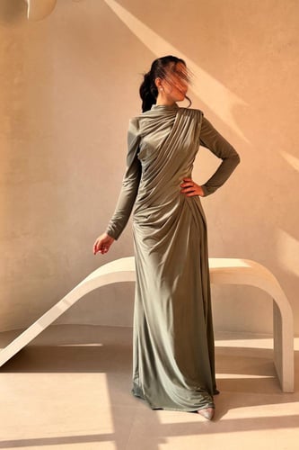 فستان سهرة زيتي بكم طويل وتصميم انيق مع فتحة ظهر