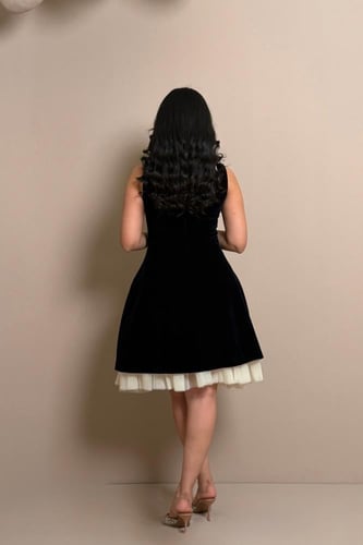 فستان مخملي كحلي قصير بتطريزات ناعمة