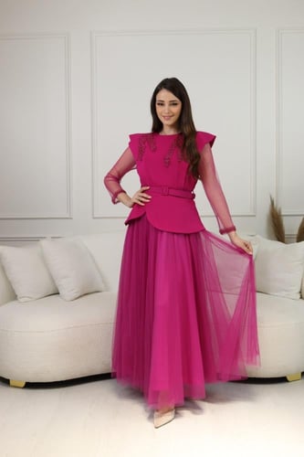 فستان تل طويل بتطريز على الكتف وأكمام شفافة