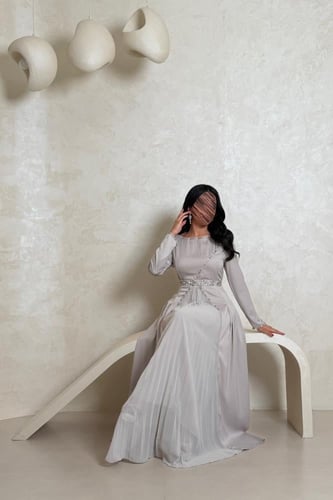 فستان رمادي فاتح بتصميم راقٍ وتفاصيل فخمة