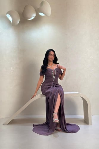 فستان بنفسجي مطرز بتصميم مكسر وأكتاف ساقطة