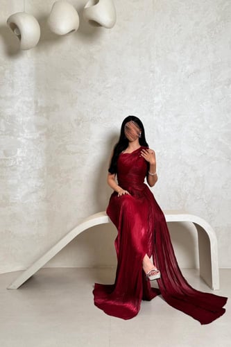 فستان احمر بتصميم كسرات وقصة كت فاخرة