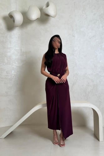 فستان بنفسجي بتصميم كسرات وتفصيل ذهبي عند الخصر