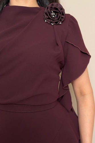 فستان عنابي بتفاصيل كشكش جانبية ووردة مطرزة أنيقة