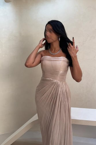 فستان أوف وايت فاتح بتصميم مكسر بدون أكمام