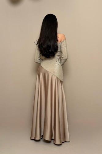 فستان بيج ذهبي كتف واحد بتفاصيل لامعة