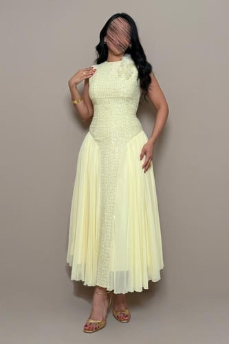 فستان ليموني بقصة خصر محددة ولمسة زهرية أنيقة