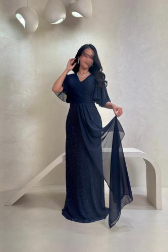 فستان سهرة كحلي براق بقصّة ملفوفة وأكمام شيفون